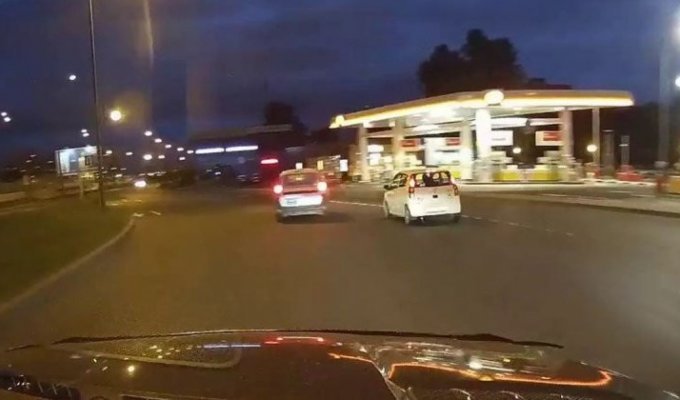 Водитель «Ларгус» опрокинул на бок малолитражку в Санкт-Петербурге (4 фото + 1 видео)