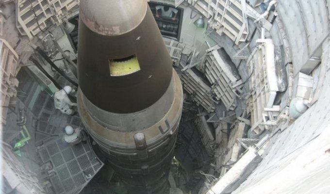 Ядерная ракета Титан II и болт (2 фото)