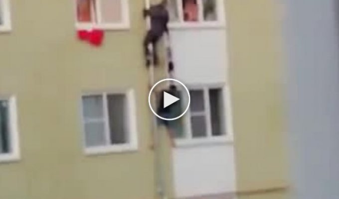 В Костроме прохожие героически спасли детей из горящей квартиры