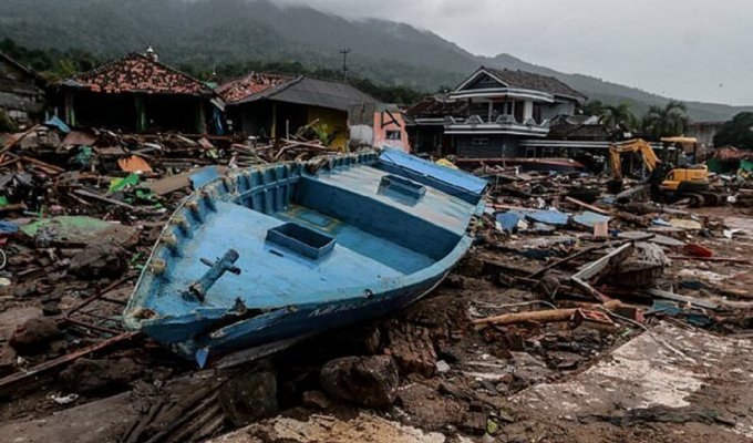 Пока индонезиец спасал жену, его мать и сын погибли в цунами (8 фото)
