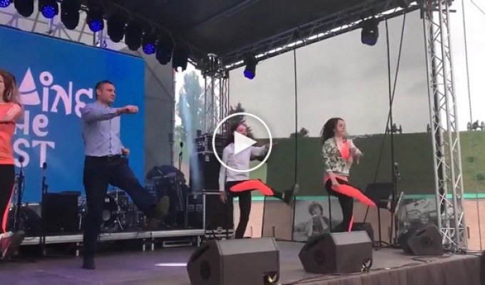 Мэр Киева Виталий Кличко поблагодарил забавным танцем волонтеров Евровидения