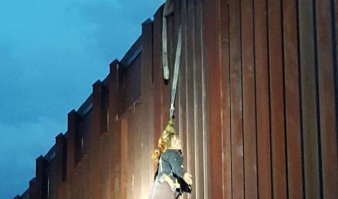 Мексиканка застряла на пограничной стене при попытке попасть в США (2 фото)