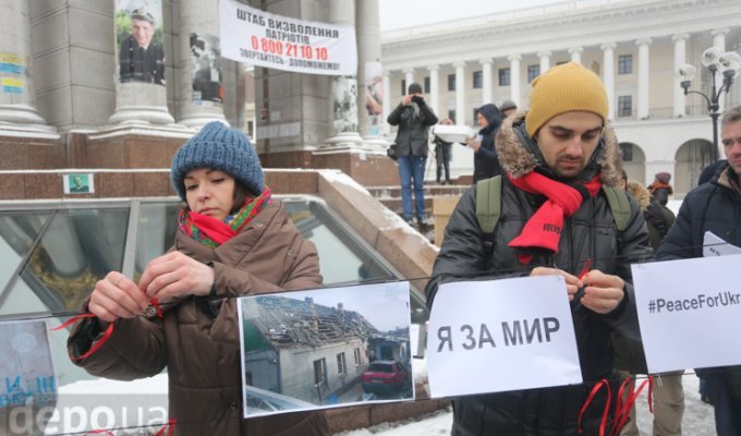 Как на Майдане вязали ленты, поддерживая Авдеевку