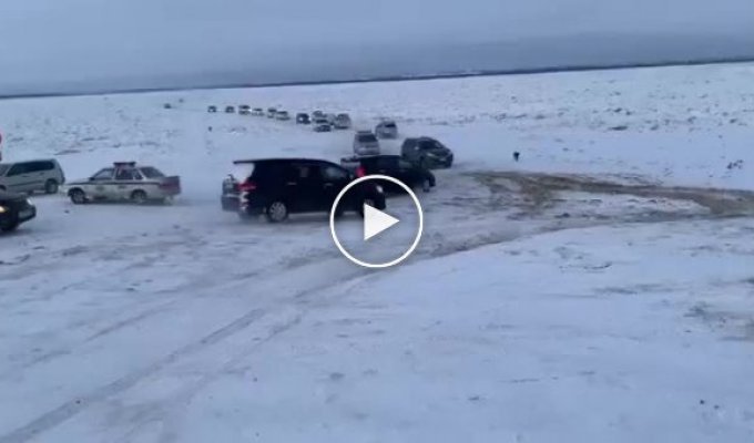 В Якутске водитель сбил полицейского на стихийной переправе
