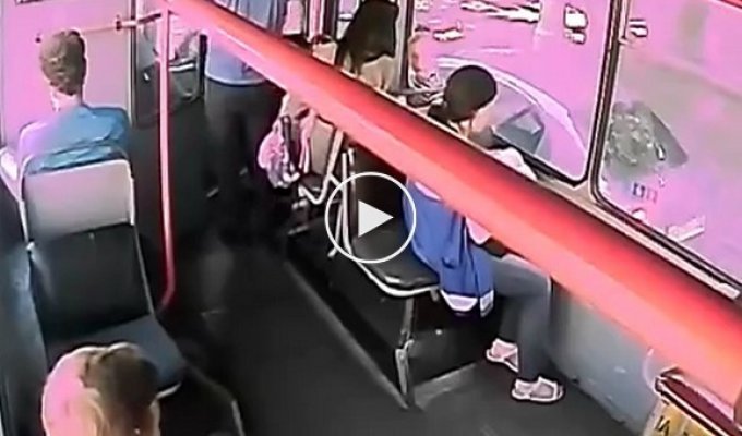 В Краснодаре двое мужчин избили водителя троллейбуса