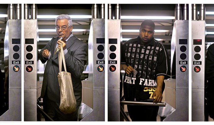 Серия фотографий: Люди заходят в метро (8 фото)