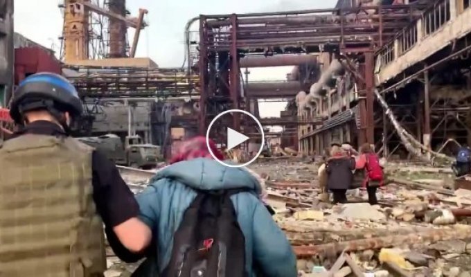 Полк Азов предоставил уникальные кадры операции по спасению людей в Мариуполе
