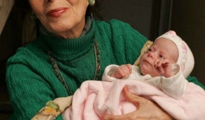 Самая старая мама в мире (5 фото)
