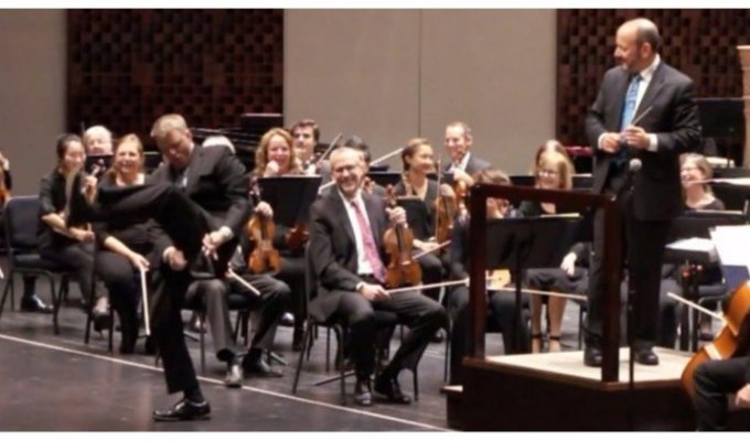 Эпичное выступление ведущего перкуссиониста Флоридского филармонического оркестра (2 фото + 2 видео)