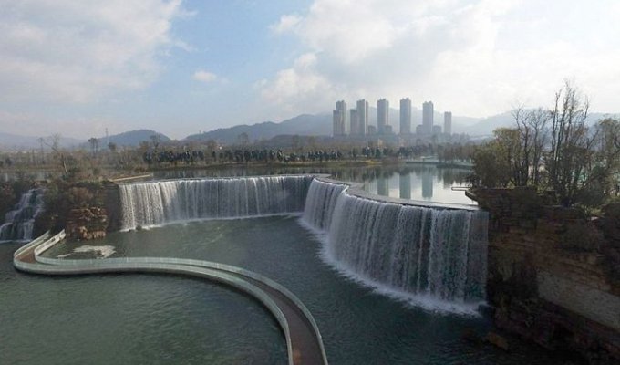 Искусственный водопад в городе Куньмин (5 фото)