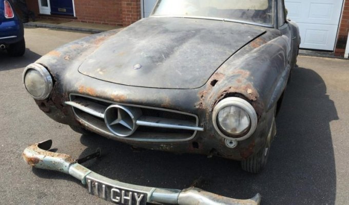 Забытый Mercedes 190SL гнил в гараже 30 лет (12 фото)