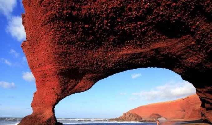 В Марокко на самом большом пляже мира обрушилась природная каменная арка (3 фото)