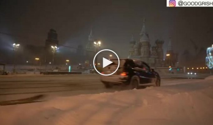 Москвич прокатился на горных лыжах по заснеженным столичным дорогам