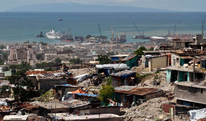 Гаити 10 месяцев спустя (42 фото)
