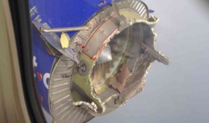 В США Boeing 737 с развалившимся двигателем совершил экстренную посадку (4 фото)