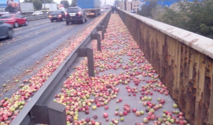 Южный мост засыпало яблоками