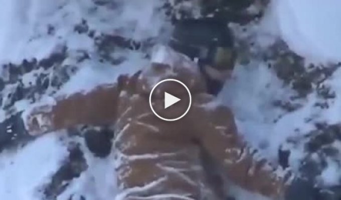Сноубордист застрял на скале