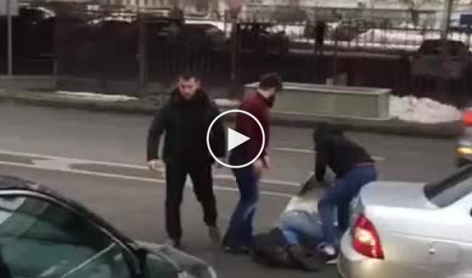 В Москве трое мужчин избили человека у входа в магазин «Азбука вкуса», повздорив с ним из-за парковки
