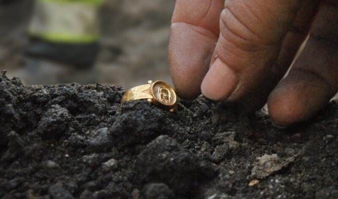 Во время раскопок в старой части города археологи обнаружили золотой перстень с ликом Христа (7 фото)