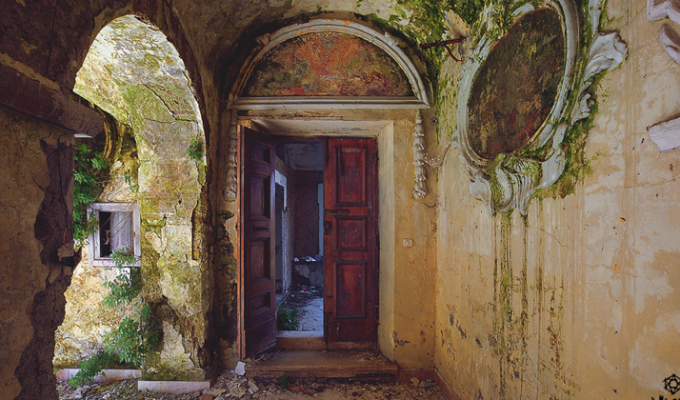 Атмосферные снимки заброшенного монастыря в Италии (23 фото)