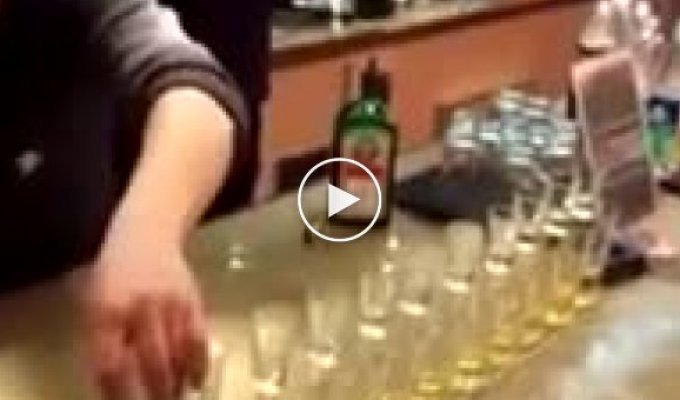 Невероятный трюк в исполнении бармена