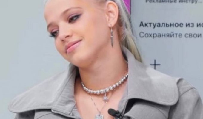 Юлия Гаврилина на шоу Comment Out дала пощупать себя за грудь