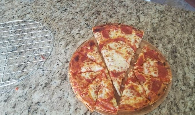 Правильный способ разрезать пиццу (2 фото)