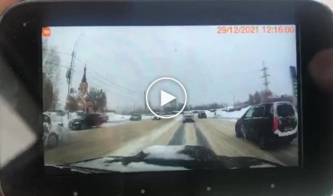 В Новосибирске водитель «Субару» врезался в КамАЗ и разбил голову