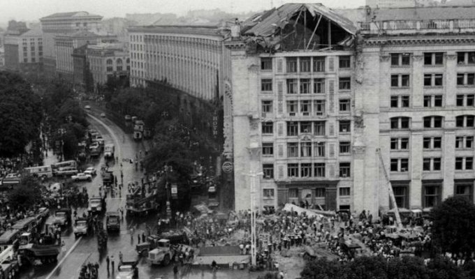 30 лет назад рухнул фасад Главпочтамта в Киеве (6 фото)