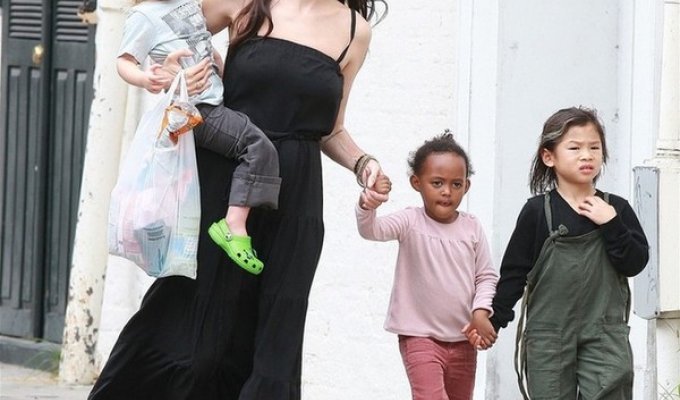 Анджелина Джоли с детьми (45 фото)