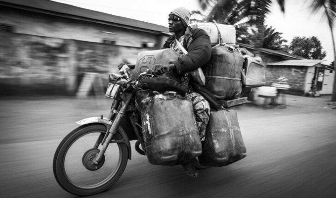 Как работает бензиновая мафия Бенина (21 фото)