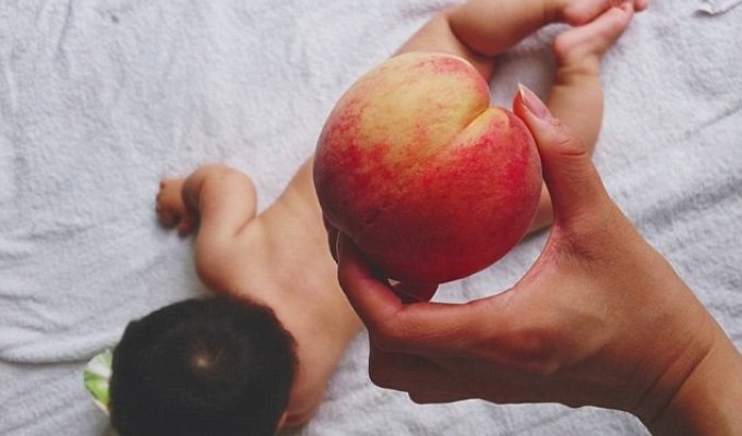 Новый тренд в японских соцсетях: мамы закрывают голые попки на младенческих фото персиками (9 фото)