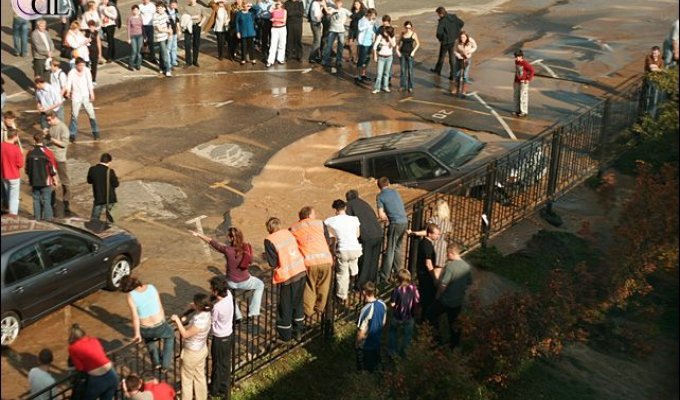  Как после потопа в Москве машину вытаскивали (10 фотографий)