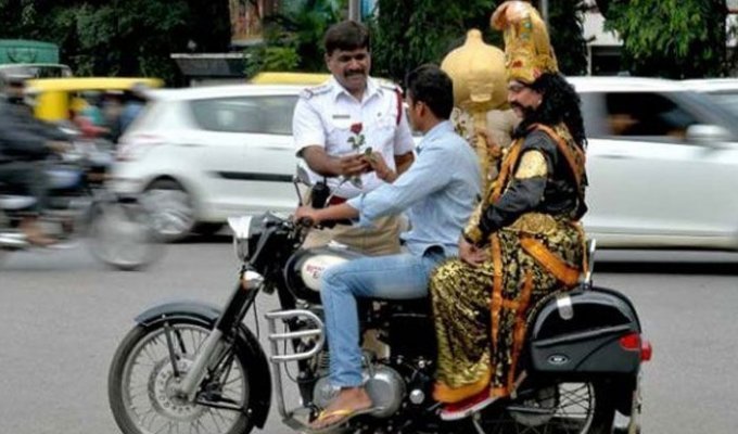 Чтобы мотоциклисты в Индии носили шлем, за ними бегает бог смерти (5 фото)