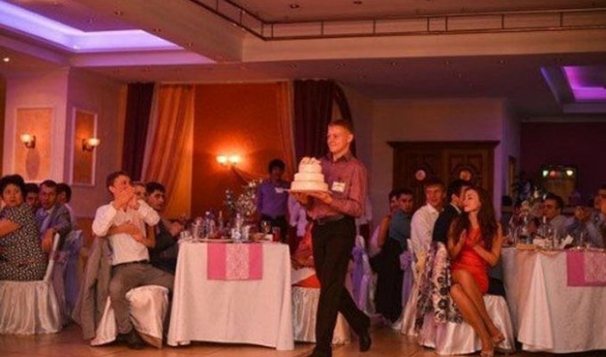 Официант и свадебный торт (5 фото)