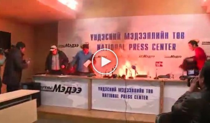В Монголии Председатель профсоюза рабочих поджёг себя во время пресс-конференции