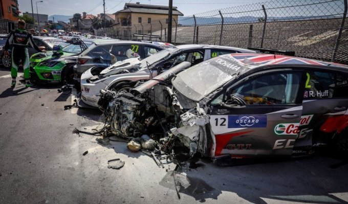 Куча-мала из машин: массовая авария на гонке WTCR в Португалии (2 фото + 1 видео)