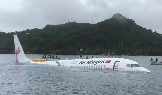 В сети появилось видео жесткой посадки «Боинга» на воду в Микронезии (2 фото + 1 видео)