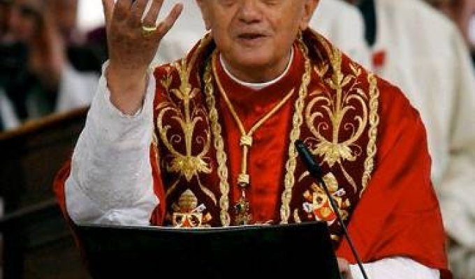 Много фотографий Папы Римского, многие смешны :)
