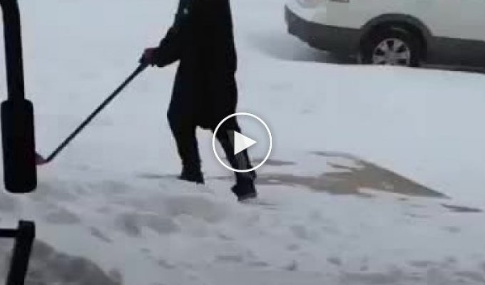 Афроамериканец пытается почистить снег