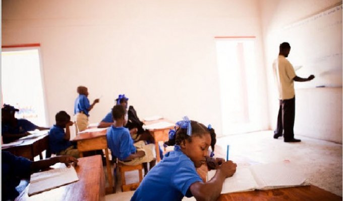Школа на Гаити (15 фото)