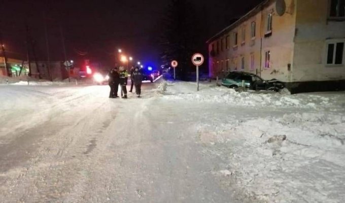 В Якутии водитель сбил ребенка и погиб сам (4 фото + 1 видео)