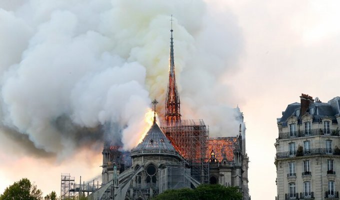 Пожар в соборе Парижской Богоматери (24 фото)