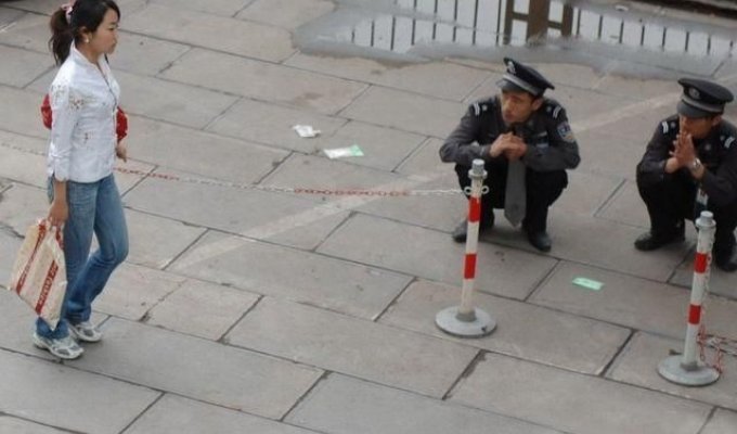 Китайские полицейские следят за порядком