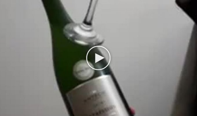 Открыть шампанское с помощью бокала