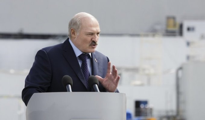 Лукашенко решил, что пить ночью все-таки можно (3 фото)