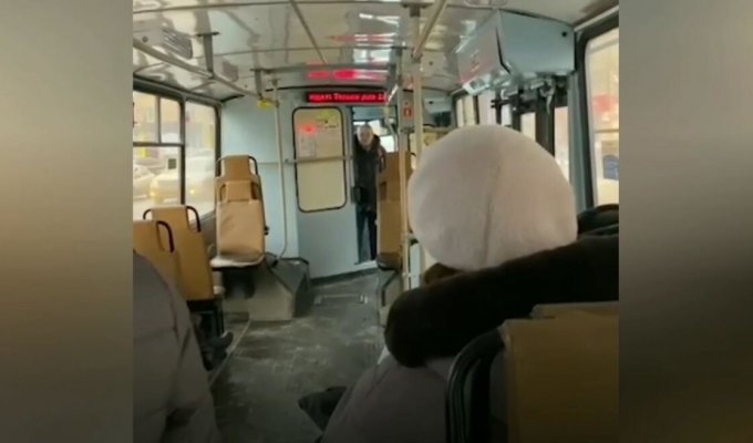 У меня смена закончилась... В Екатеринбурге водитель остановила троллейбус посреди маршрута (5 фото + 1 видео)