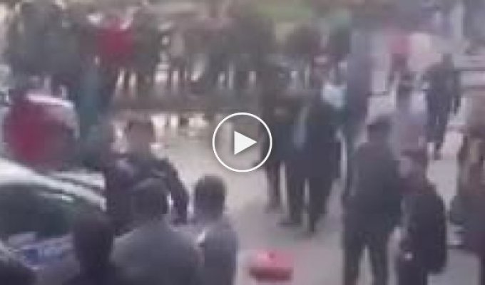 Толпа мигрантов напала на полицейских в Москве