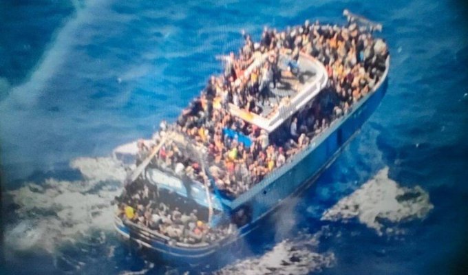 У берегов Греции перевернулась лодка с мигрантами: погибло не менее 78 человек (3 фото)
