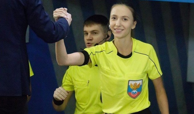 Самая красивая судья российского футбола - Екатерина Костюнина (12 фото)